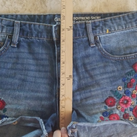 SOLD!!!GAP Floral Embroidered Jean Shorts - Picture 5 of 8